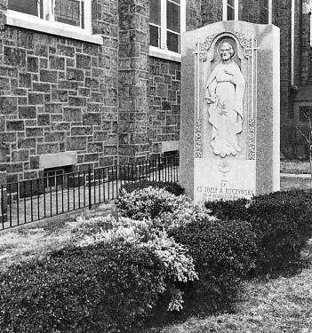 [St. Ladislaus Rev.Kuczynski Grave Picture]